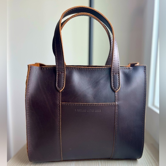 🐻 Grizzly Lola Zip Crossbody Tote - Portland Leather - Picture 2 of 3